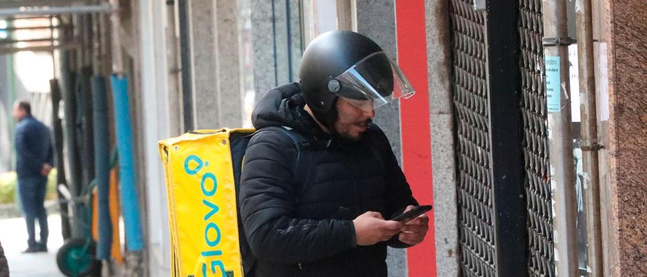 Repartidor esperando en plena calle sin ningún local a la vista