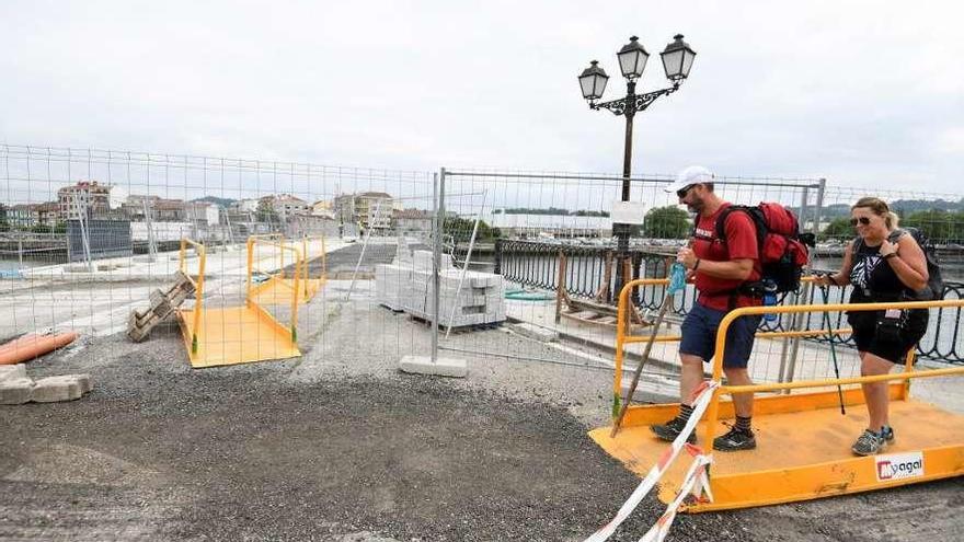 Dos peregrinos se desvían del puente para seguir el Camino a Santiago. // Gustavo Santos