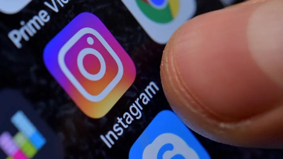 Aplicación de Instagram en un teléfono en una imagen de archivo.