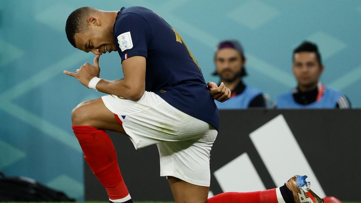 Mbappé celebra uno de sus dos goles a Polonia en Doha.