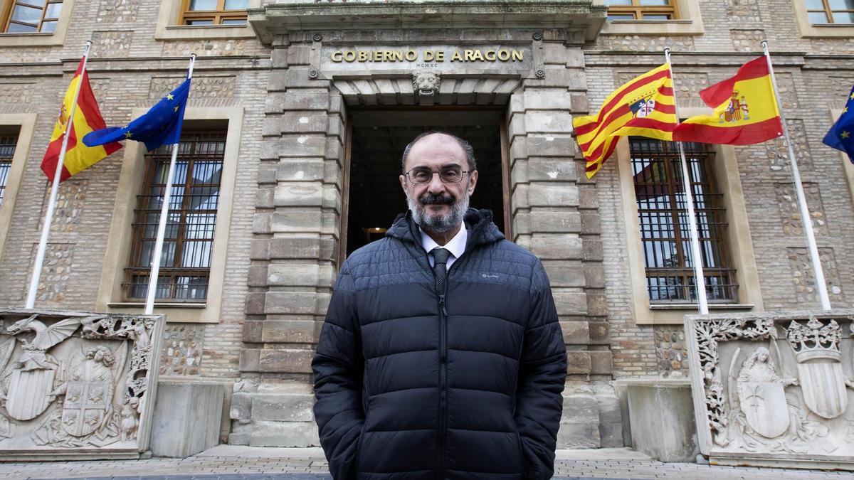 Javier Lambán, frente a la puerta de la zona noble del Pignatelli.