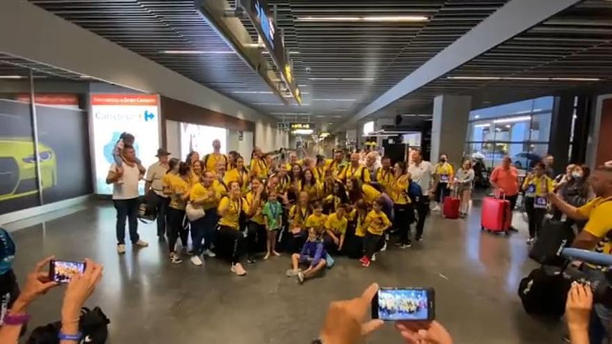 Bienvenida a las jugadoras del Rocasa a su llegada a Gran Canaria