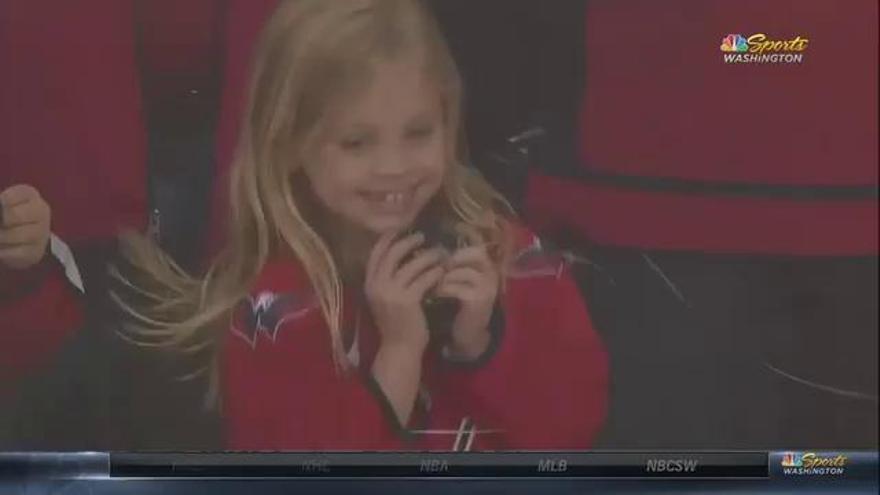 El vídeo más viral de una niña en la NHL