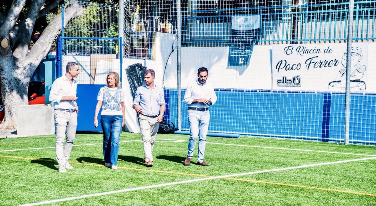 La alcaldesa, Ángeles Muñoz, en el campo de fútbol 11 del Complejo Deportivo Antonio Serrano Lima. | L.O.