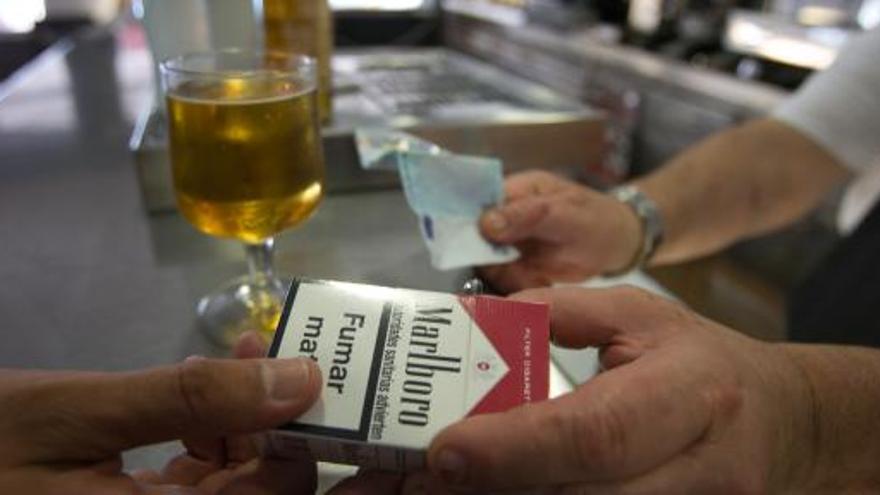 Los estanqueros denuncian que ha aumentado la venta ilegal de tabaco fuera de las máquinas de los bares