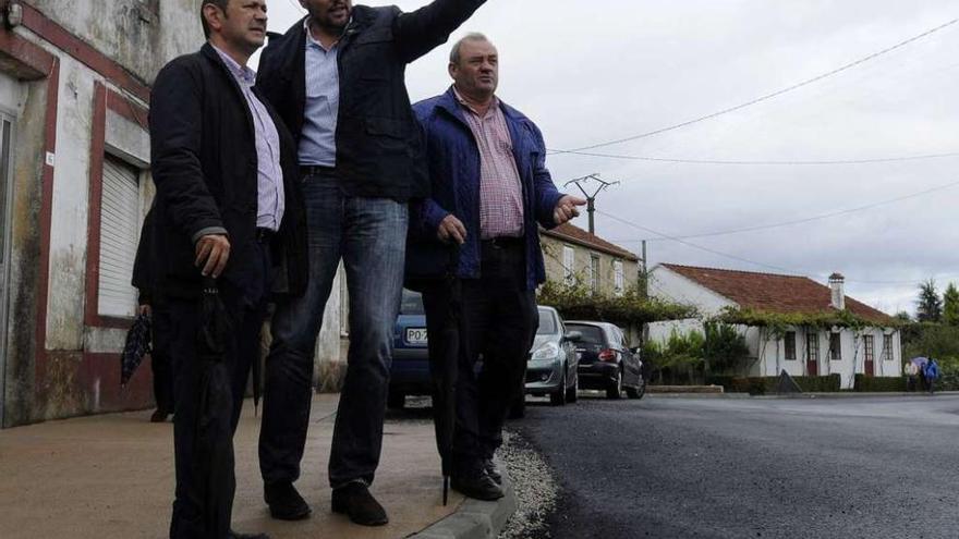 Louzán y López, ayer, en Berres visitando las obras del vial Liñares-Valboa.