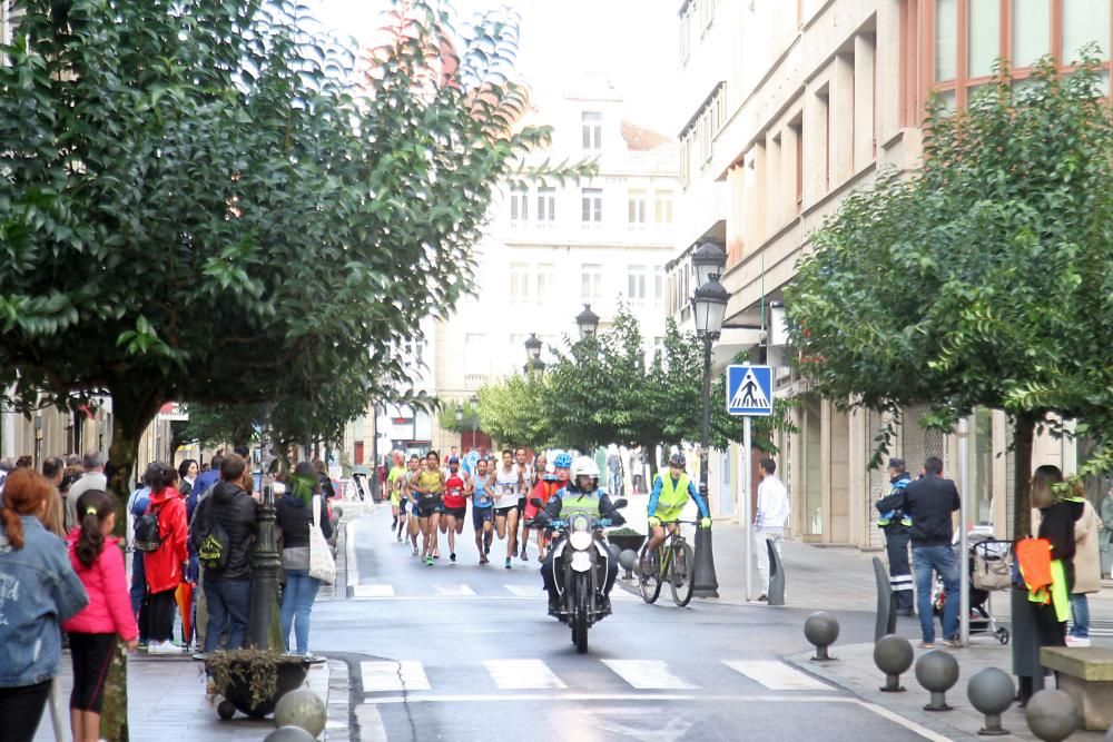 La carrera atrae a 500 atletas para completar los casi 10 kilómetros de recorrido por el casco urbano de A Estrada.