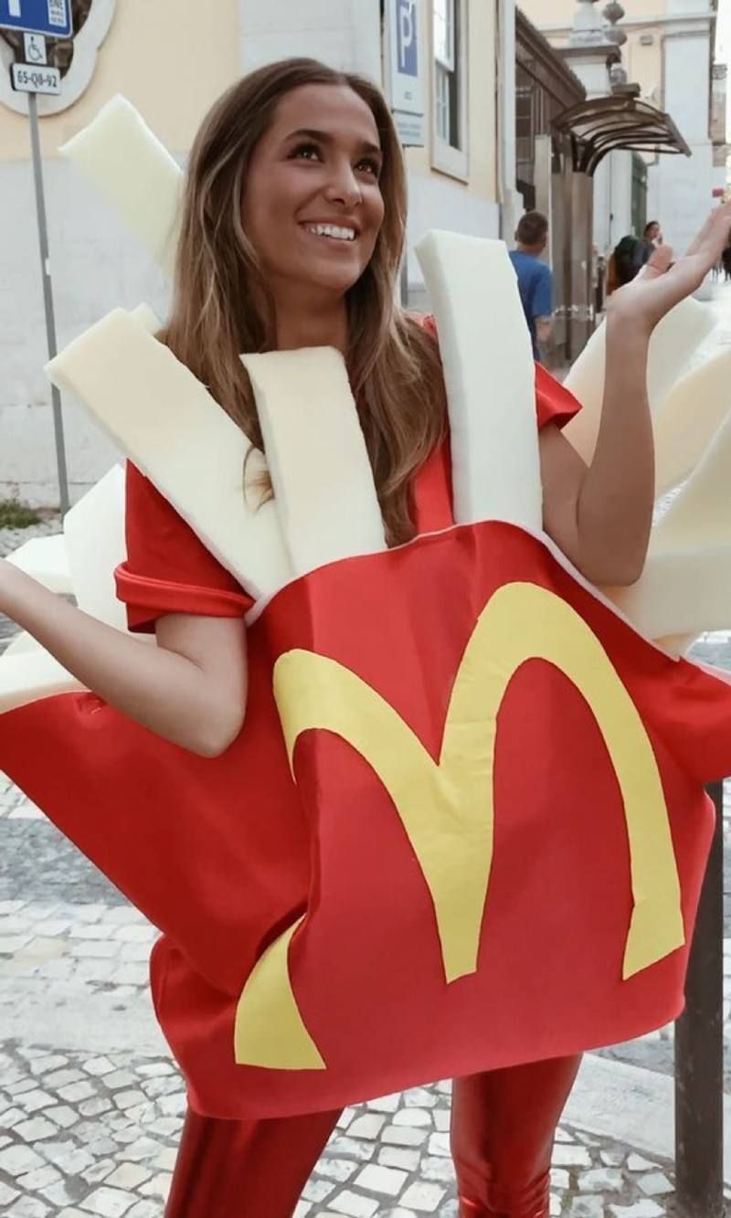María Pombo, disfrazada de patatas fritas de McDonald's en su despedida, ¡eso es amor!