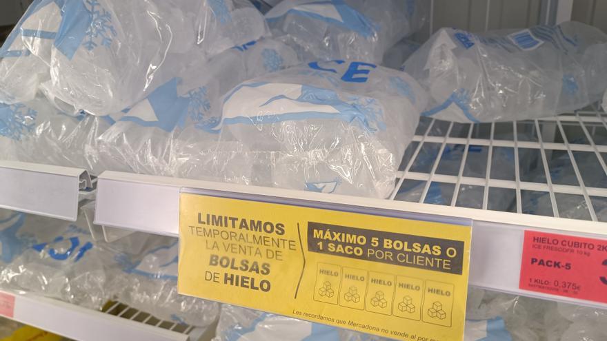 Reventa en Aragón de cubitos de hielo: están agotados y los supermercados limitan su venta