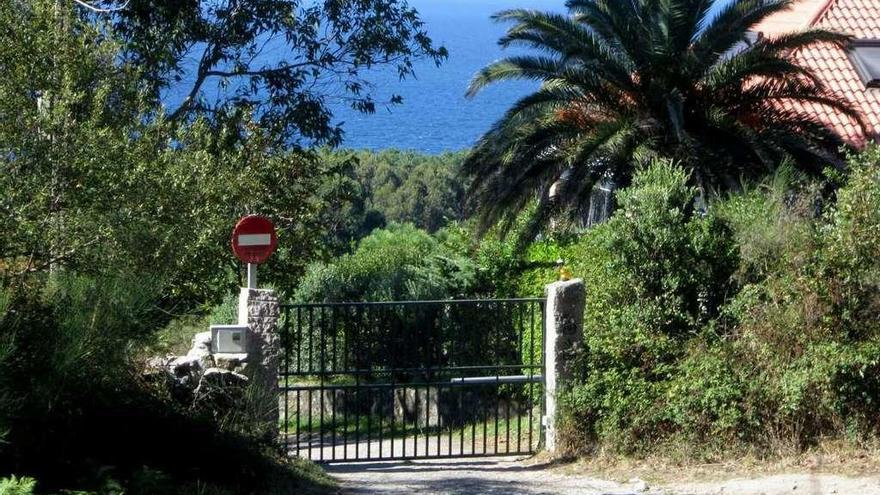 Portal de Punta Couso, que impide el paso libre por el camino a la costa. // Santos Álvarez