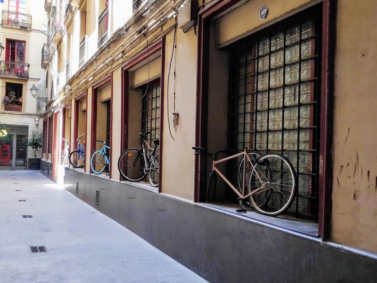 Bicicletes ancorades al passatge del Rellotge, al barri Gòtic de Barcelona. Foto del lector Pere Guiu (Barcelona).