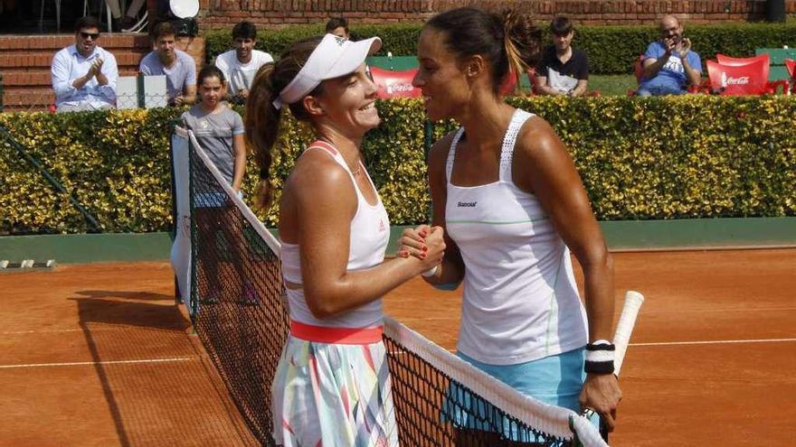 Irene Burillo, a la izquierda, felicita a la campeona femenina, Estrella Cabeza.