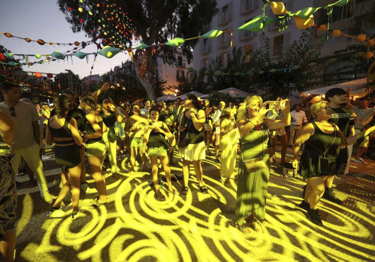 Ibiza se entrega al Flower Power en una noche de espíritu hippy y calor