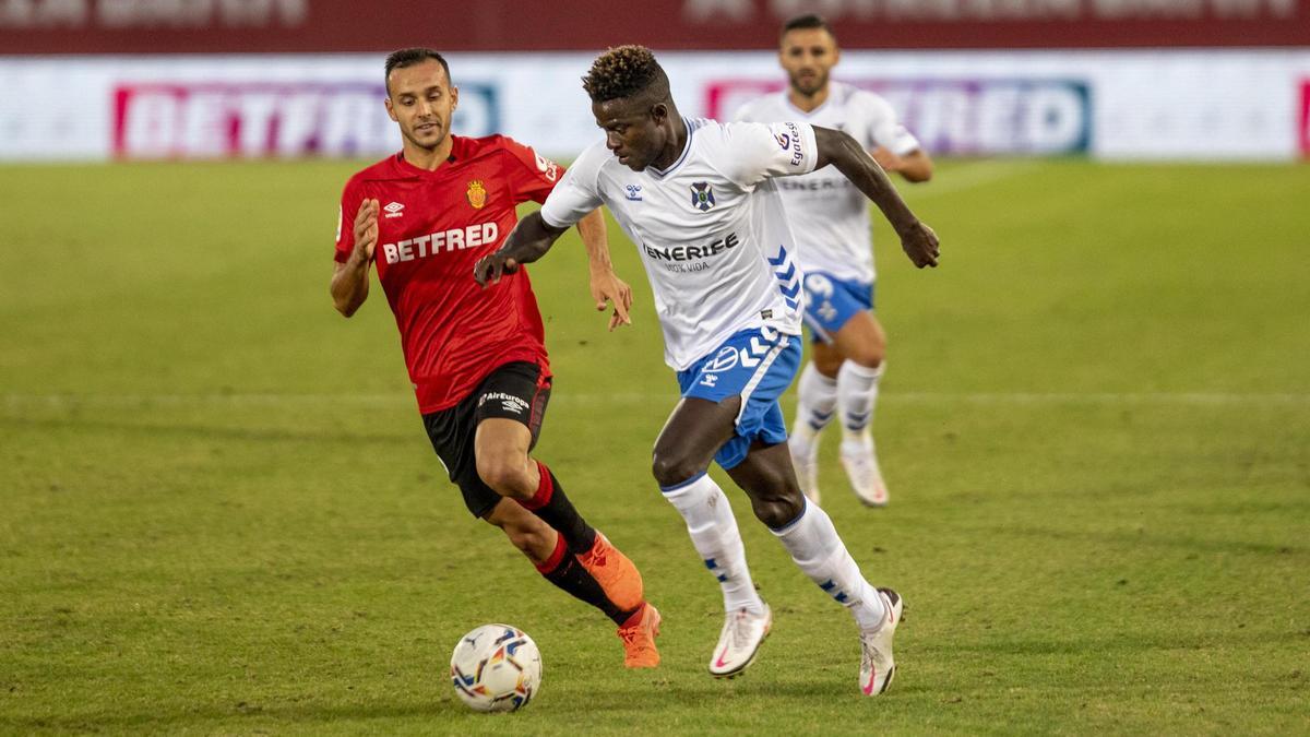 Joan Sastre persigue a Apeh en el último encuentro ante el Tenerife