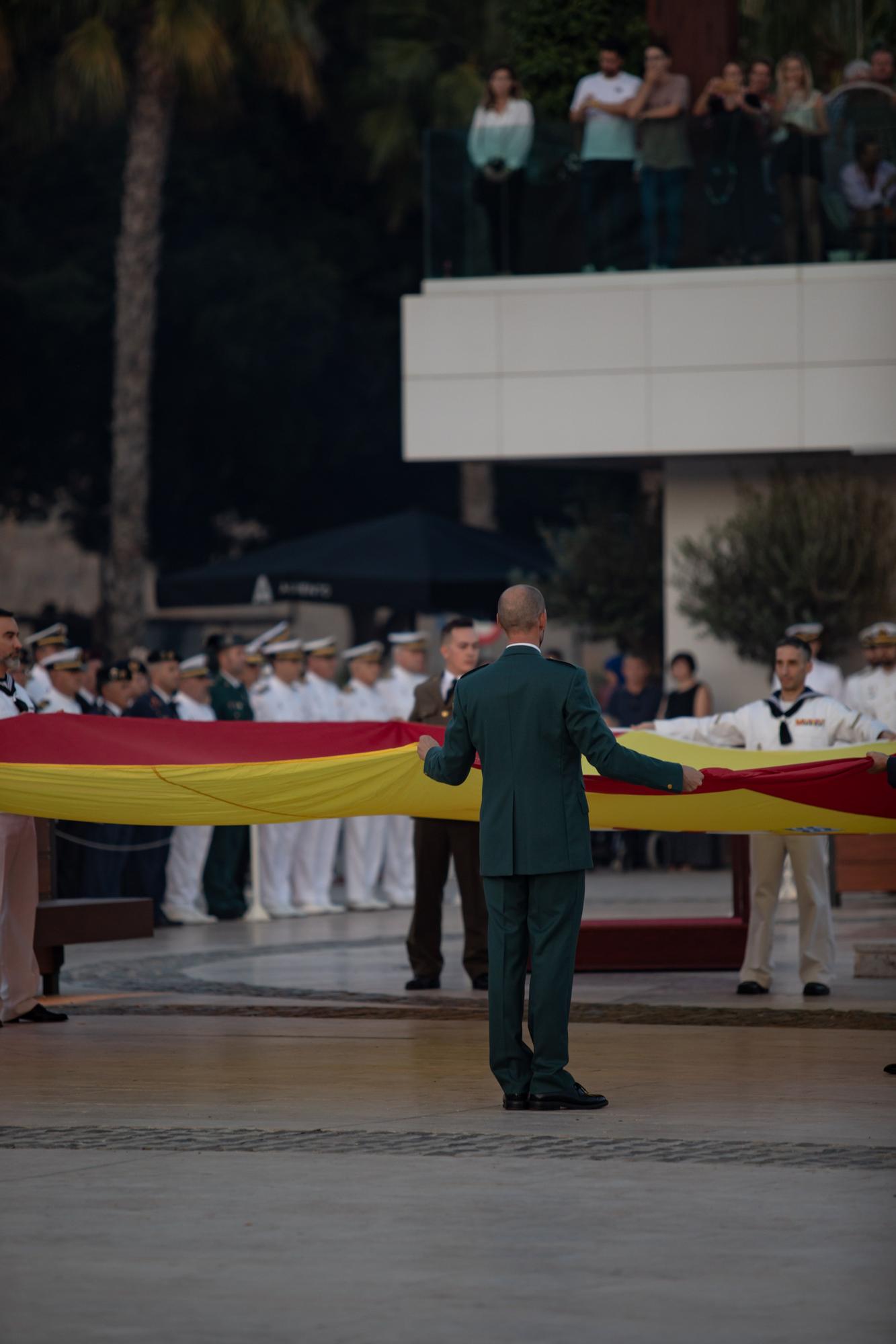 Arriado de la bandera de España en Cartagena