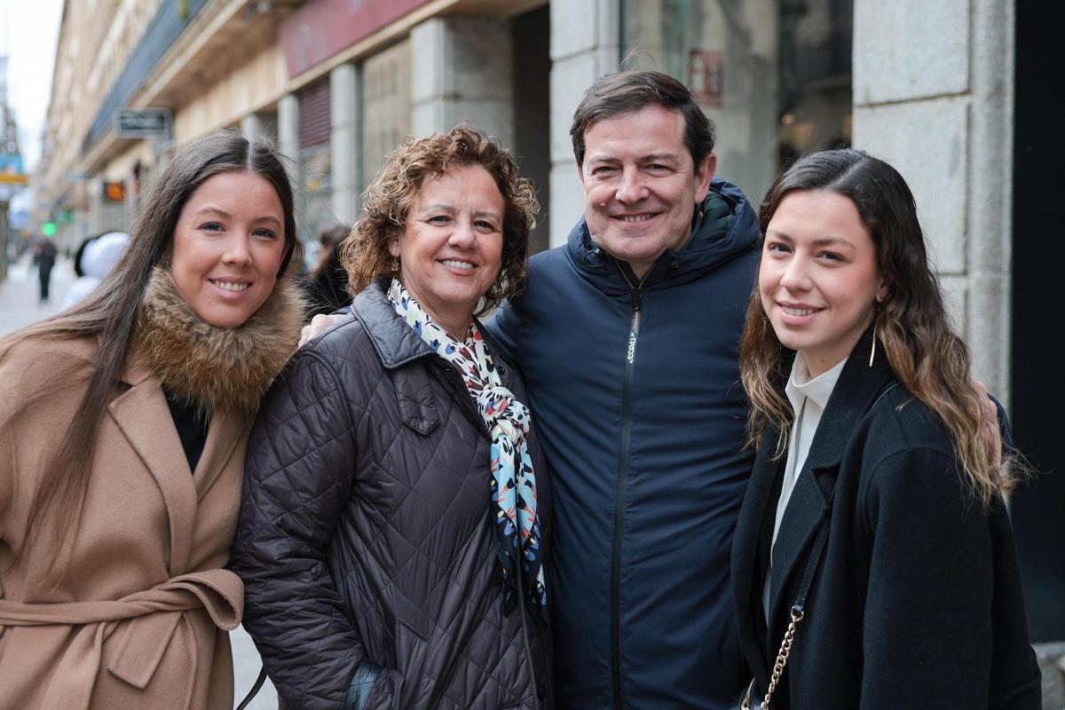 Mañueco pasa la jornada de reflexión con su mujer e hijas en Salamanca.