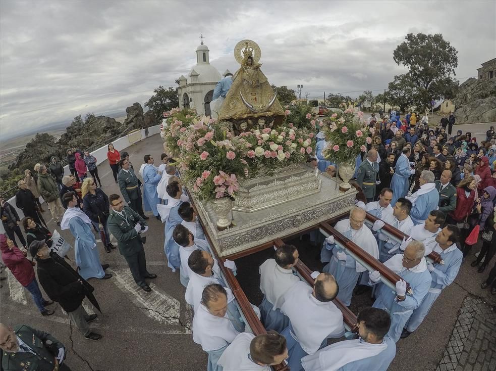 La procesión de Bajada de la Virgen de la Montaña, patrona de Cáceres