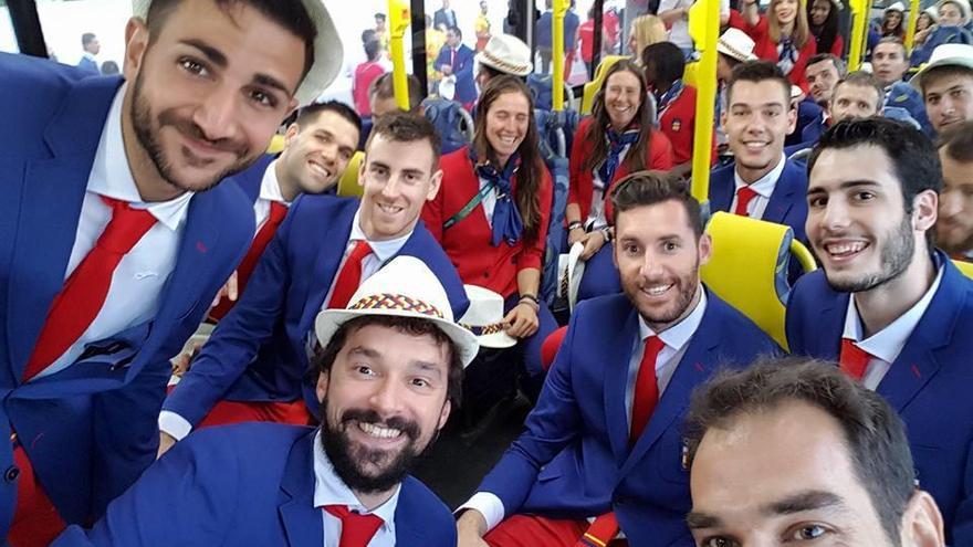 Varios deportistas españoles, entre los que se encuentra Támara Echegoyen, camino a la ceremonia.