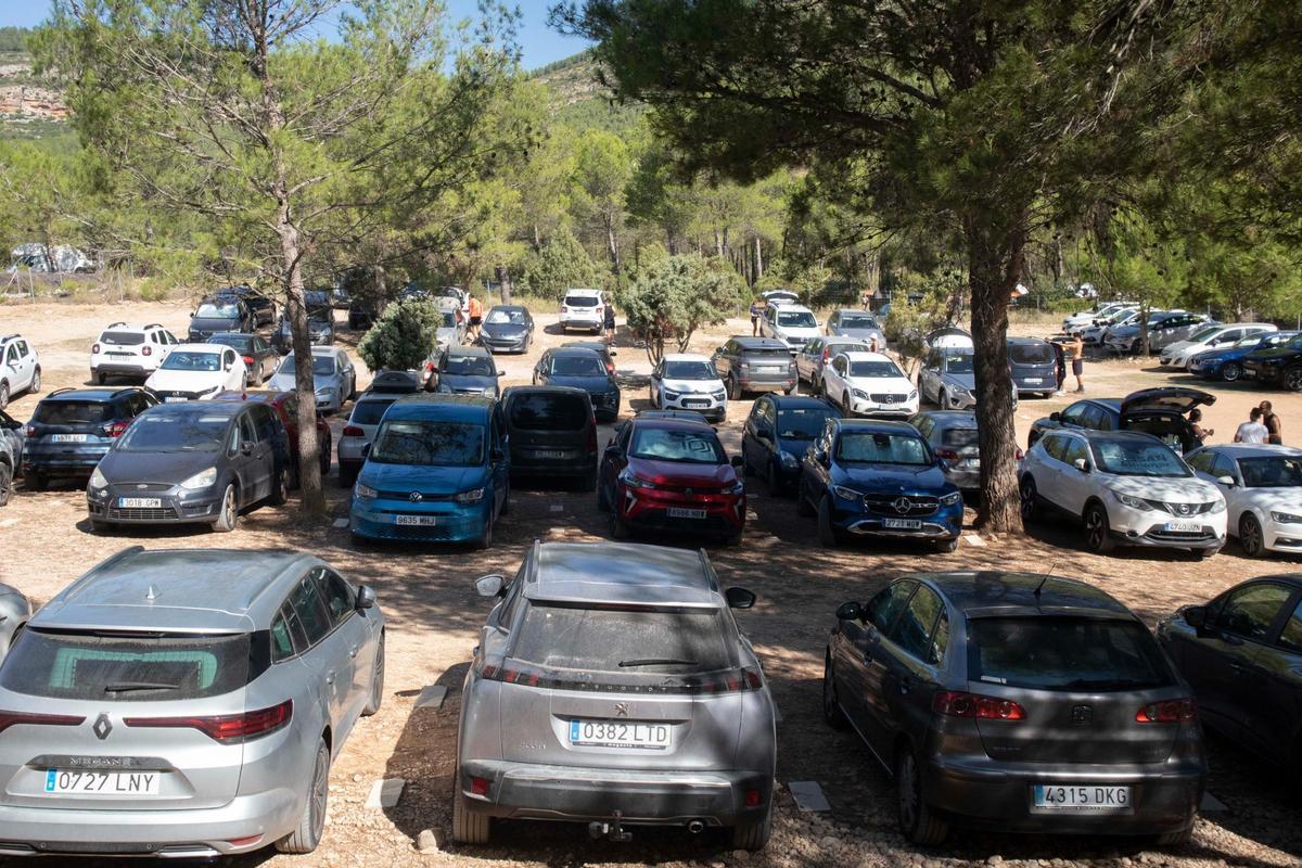 Coches estacionados en el aparcamiento cercano al río Fraile, en una imagen captada el 30 de agosto de 2025.