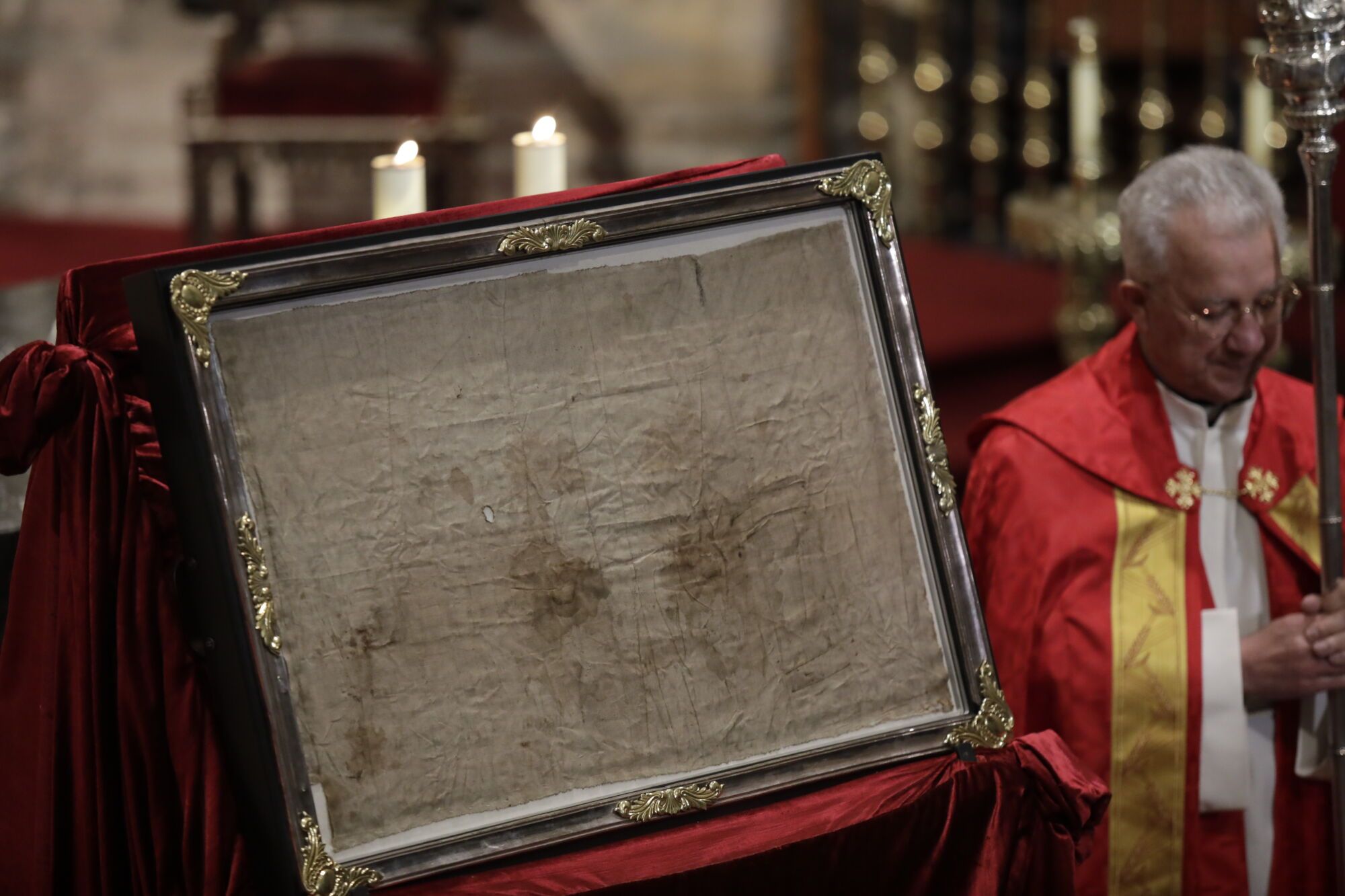 El fervor por el Santo Sudario deja pequeña la Catedral en la misa mateína
