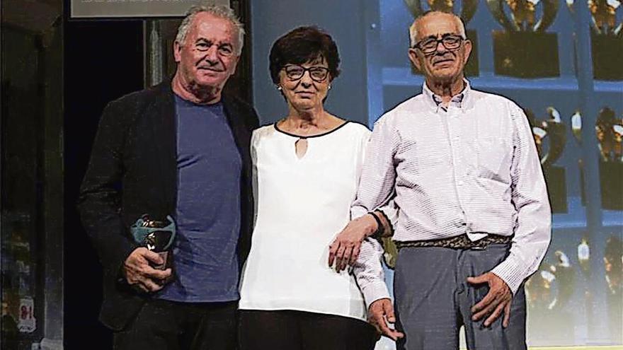 Víctor Manuel (izq), junto a Mari Luz Castro y Antonio Roldán durante la gala. // FdV