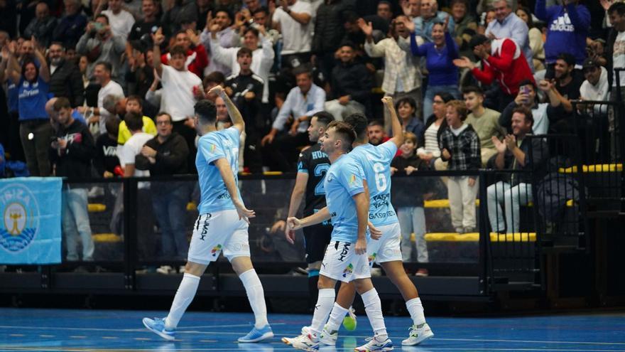 Los jugadores del Gasifred celebran el primer gol del partido de Copa ante el Movistar Inter en sa Blanca Dona. | MARCELO SASTRE