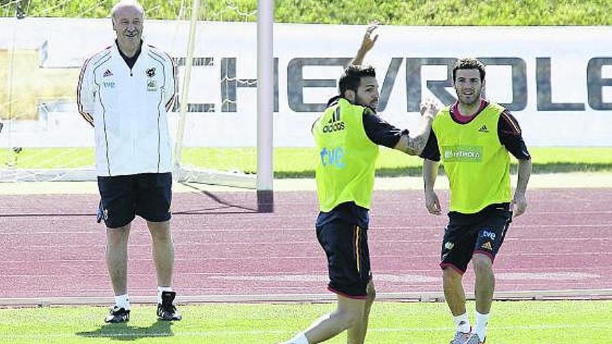 Mata, a la derecha, sigue la trayectoria del balón ante Cesc y Del Bosque en el entrenamiento de ayer de la selección.