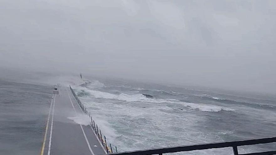 La furia de Karlotta en el muelle de Ons