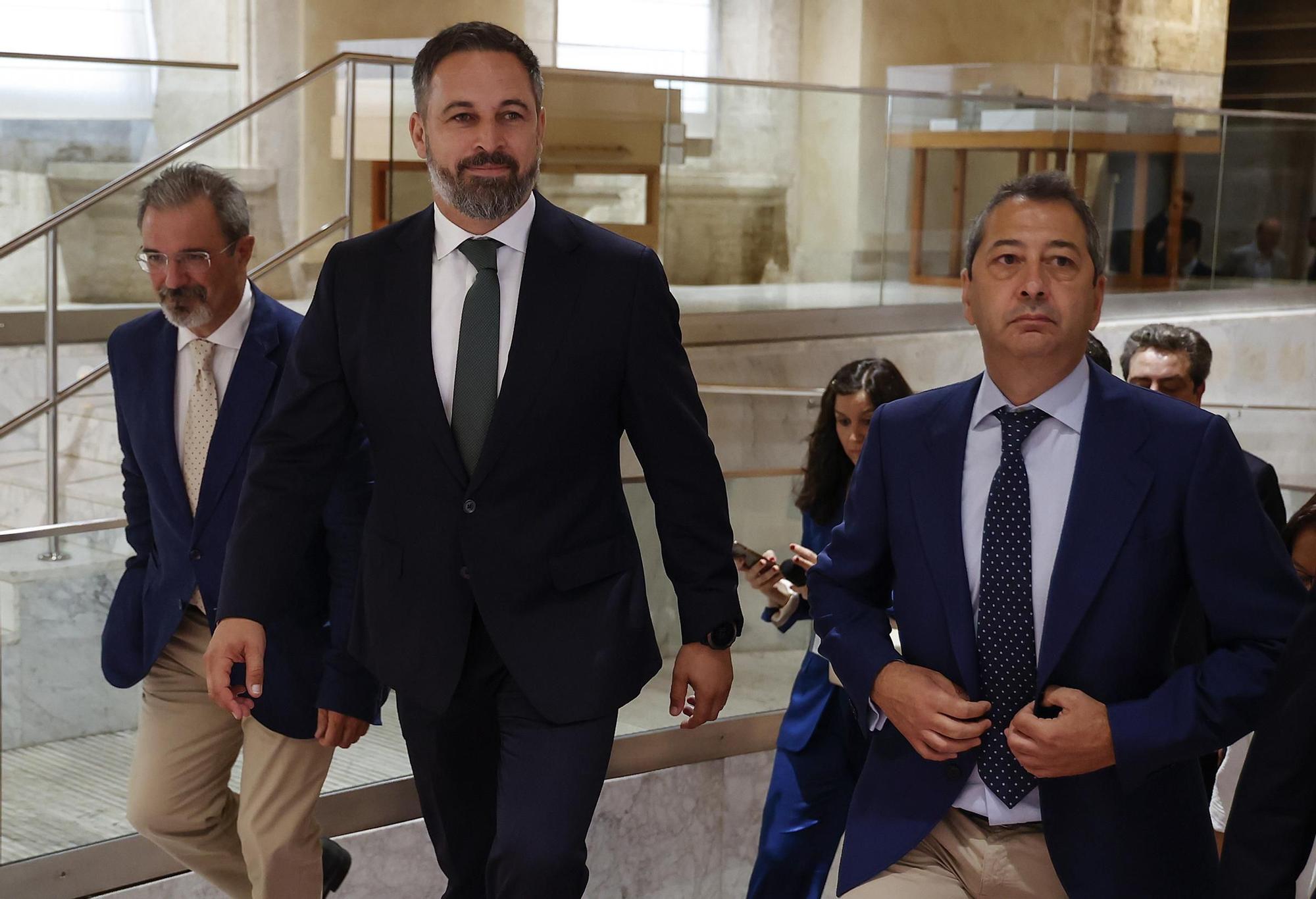 Flores, Abascal y Barrera, hace justo un año, en las Corts.