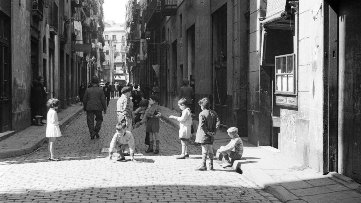Niños jugando en la calle, 1932.