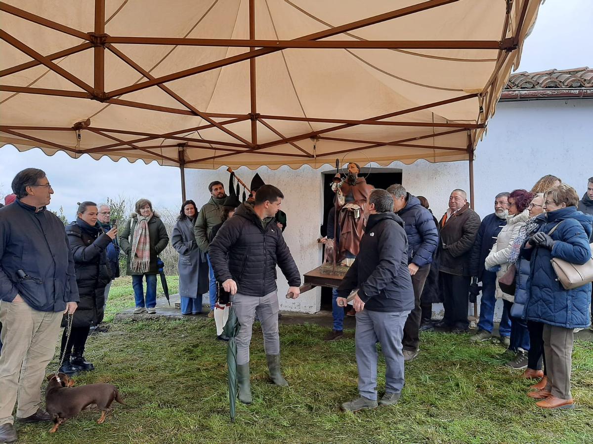 Robledo, en Llanera, bendice a sus mascotas por San Antón