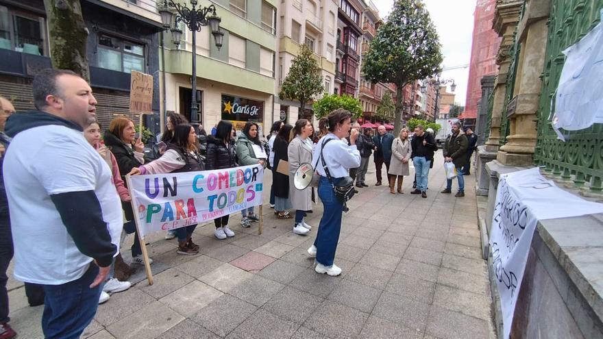 Las familias del colegio de Sama afectadas por la subida del comedor escolar rechazan que el Ayuntamiento asuma el sobrecoste