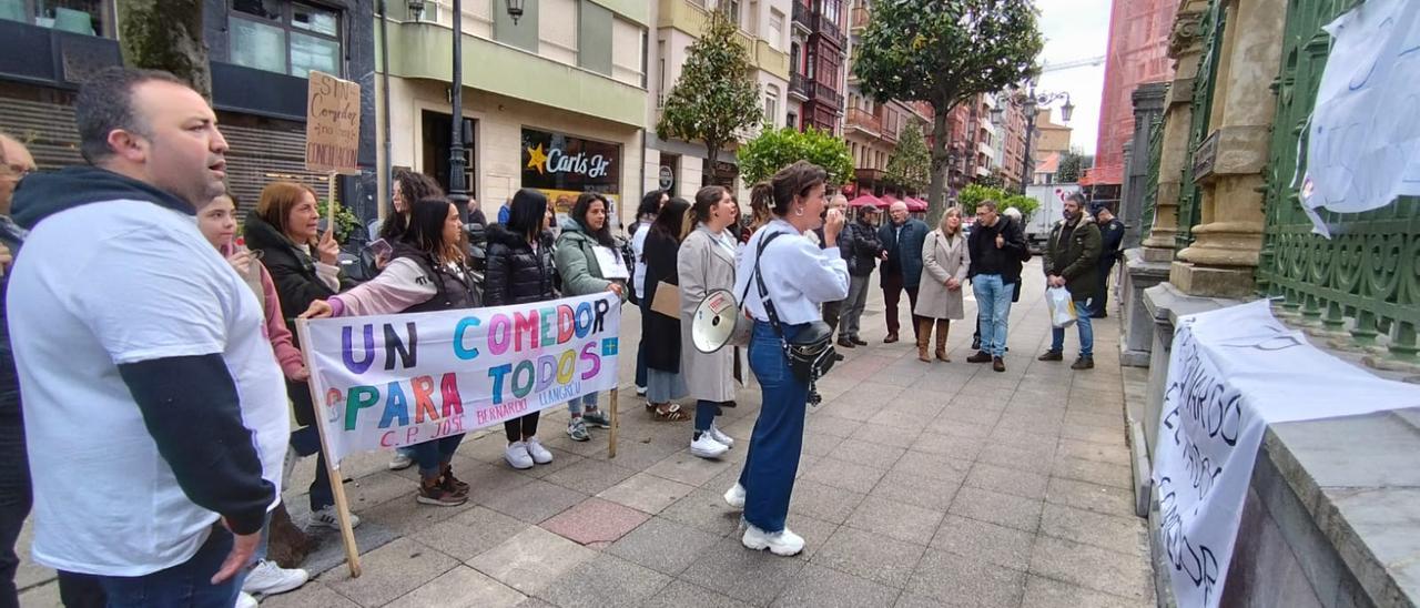 Las familias del colegio de Sama afectadas por la subida del comedor escolar rechazan que el Ayuntamiento asuma el sobrecoste