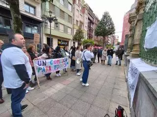 Las familias del colegio de Sama afectadas por la subida del comedor escolar rechazan que el Ayuntamiento asuma el sobrecoste