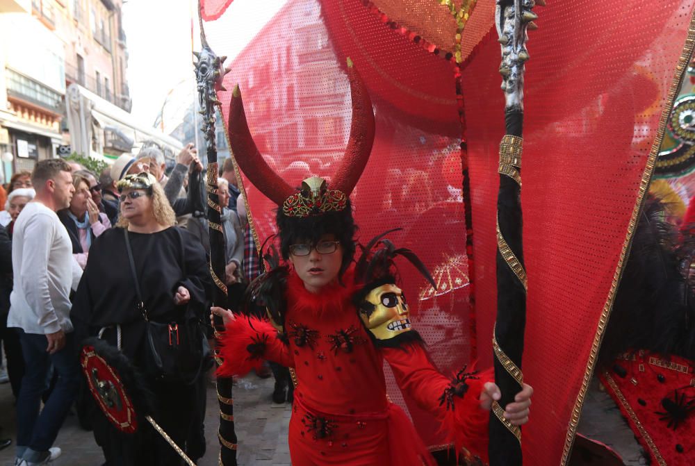 Desfile de dioses y grupos de animación.