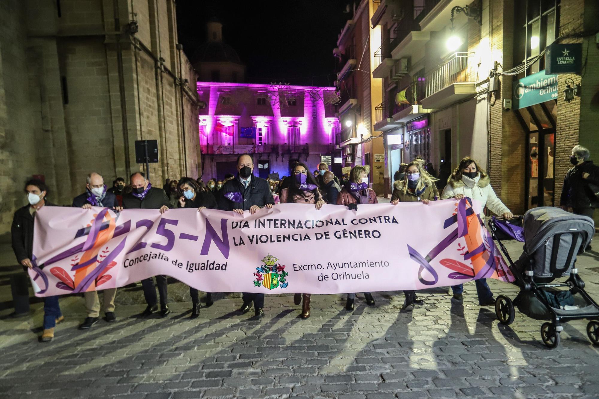 Protesta anoche en Orihuela en la marcha del 25N convocada por la Mesa de Igualdad del municipio y la concejalía