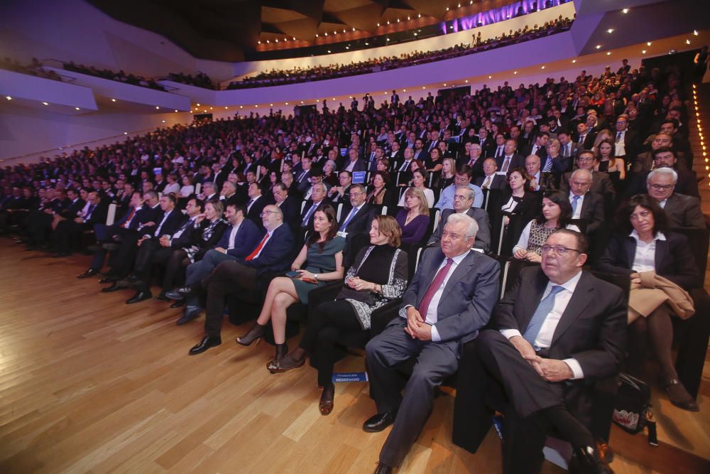 De derecha a izquierda, Enrique Garrigós, presidente del Consejo Regulador del Turrón de Xixona; Francisco Gómez, presidente de la Asociación de la Empresa Familiar de Alicante; Elena Cebrián, consellera de Agricultura; Carmen Montón, consellera de Sanidad; Manuel Alcaraz, conseller de Transparencia, y Vicent Marzà, conseller de Educación