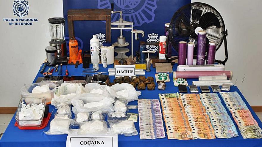 Droga, dinero y útiles incautados en la operación. | CNP