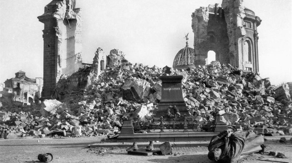 Ruïnes de la Frauenkirche i del Memorial Martí Luter, el febrer de 1945, a Dresden.