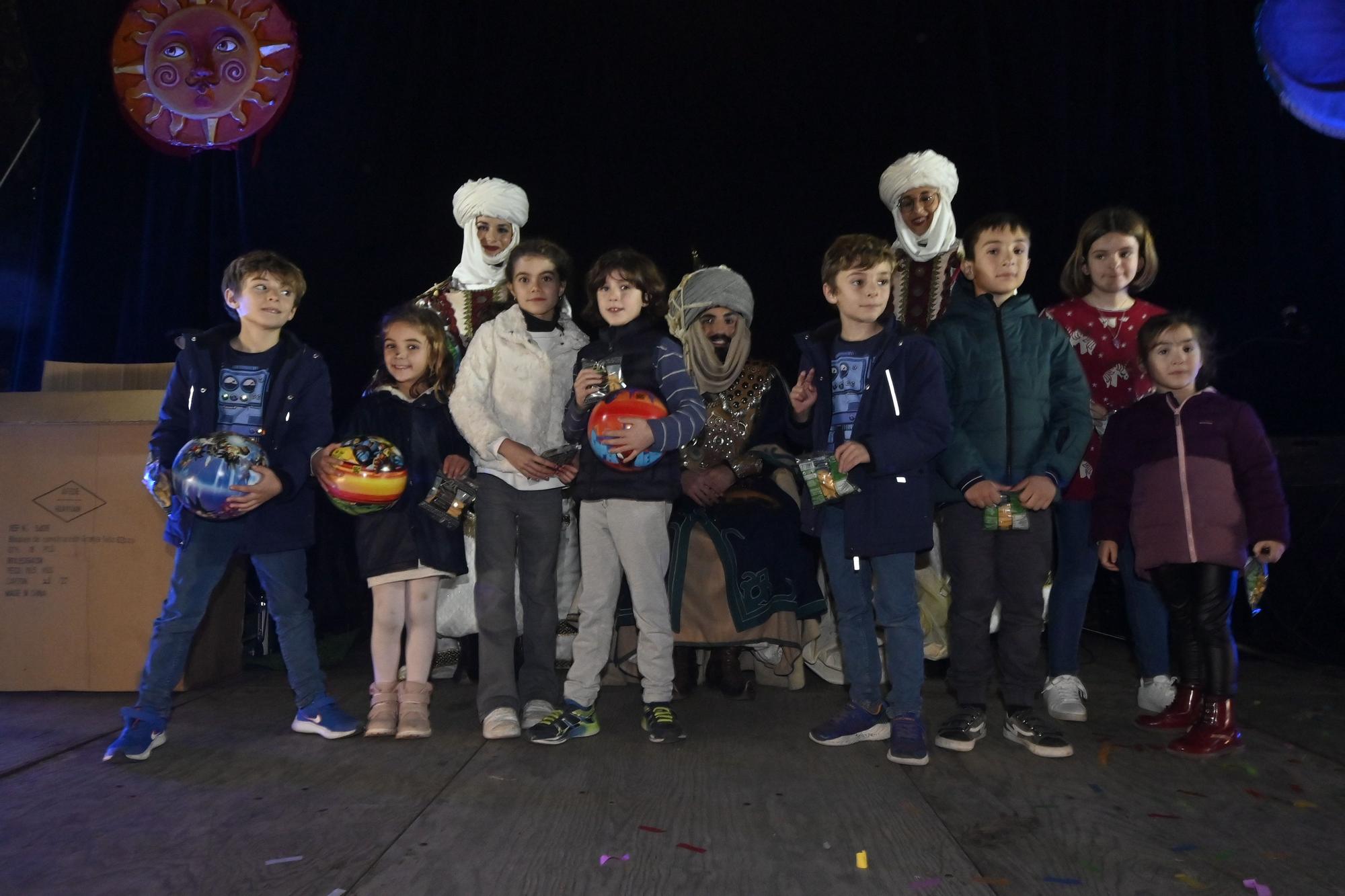 Los peques de Castelló entregan al Cartero Real las misivas con sus deseos. Encuentra tu foto.