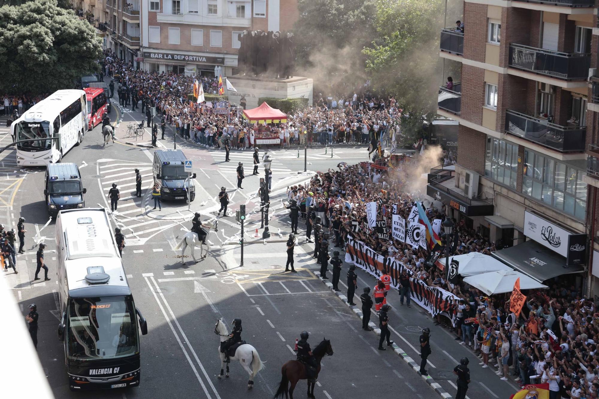 Ambientazo en la llegada de los equipos