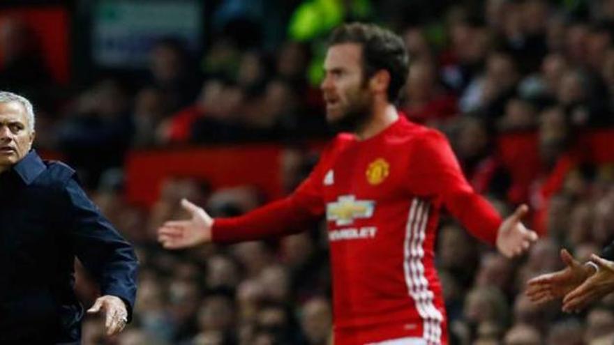 Juan Mata, en Old Trafford, entre José Mourinho y Pep Guardiola, durante el United-City del pasado miércoles en la Copa de la Liga inglesa.