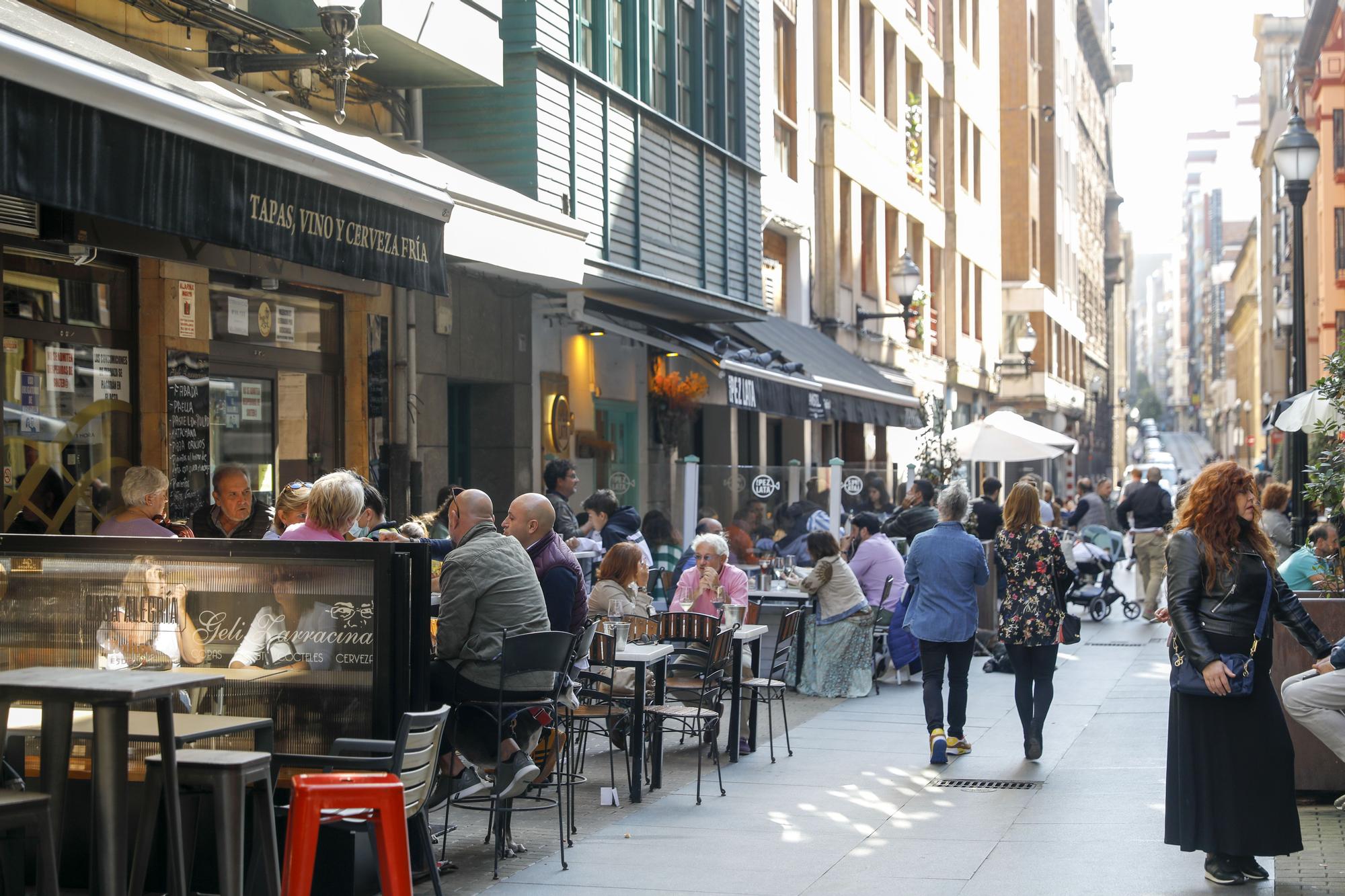 Las terrazas se repliegan en Gijón entre peticiones de "flexibilidad"