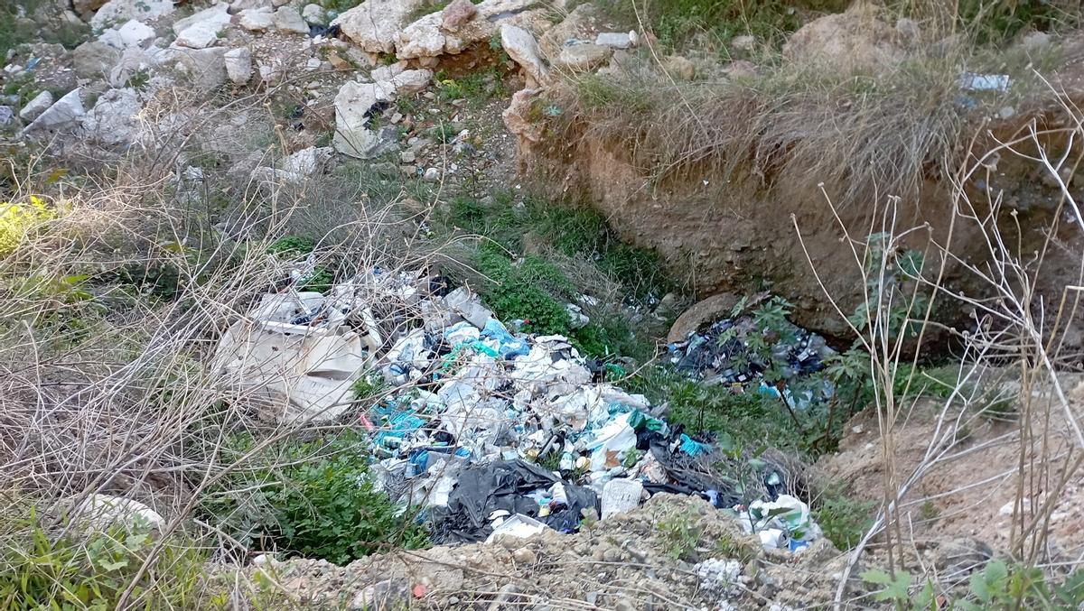 Basura en el cauce del arroyo del Cuarto, a su paso por Carlinda, hace unos días.
