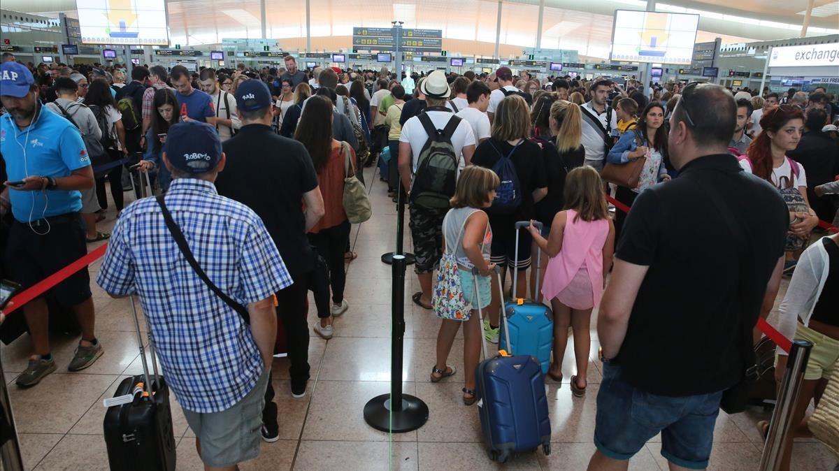 Colas de viajeros esperando para pasar el control del aeropuerto, este jueves en la T-1 a las 9 de la mañana.