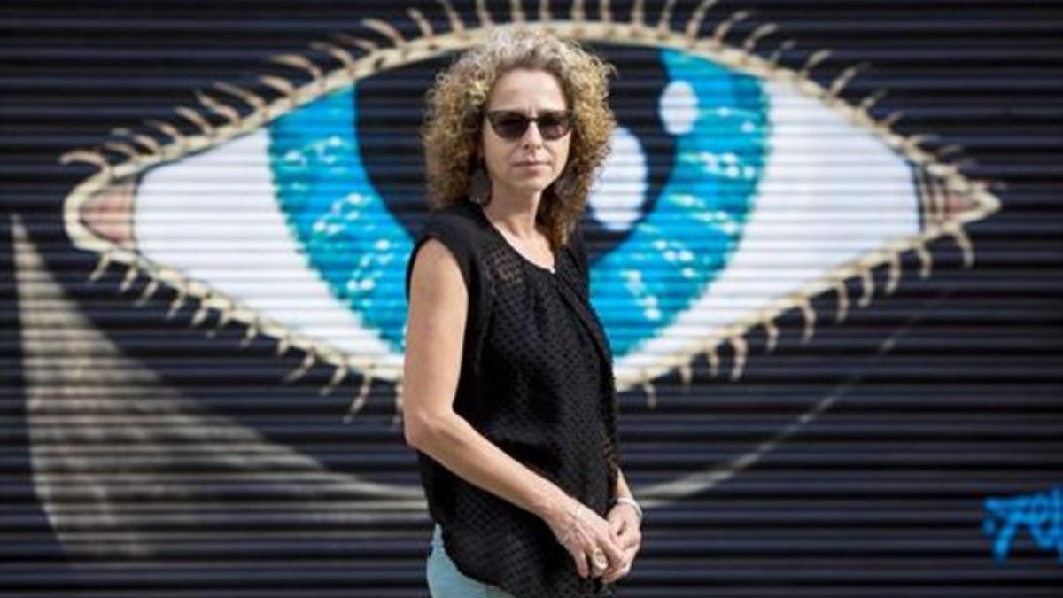 Ester Quintana, ayer, en la Rambla de Prim de Barcelona.