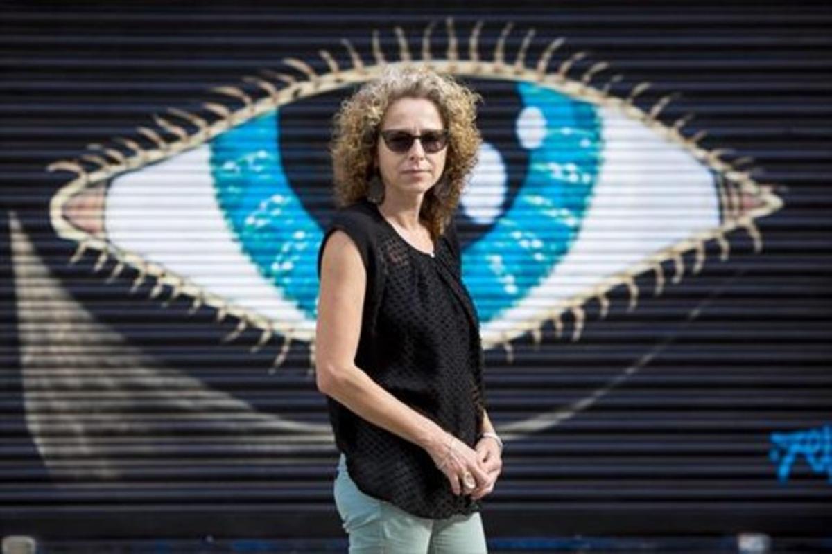 Ester Quintana, ahir, a la rambla de Prim de Barcelona.