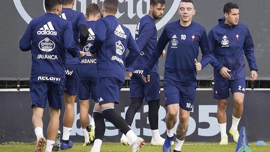 Iago Aspas, entre Brais Méndez y Hugo Mallo, durante el entrenamiento matinal celebrado ayer por el Celta en A Madroa. // Cristina Graña