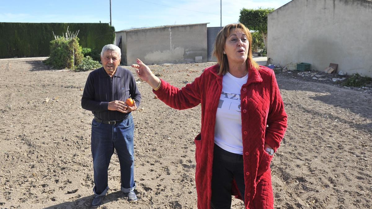 Mari y Francisco viven a sólo unos metros de la acequia en la que se encontró el cuerpo de Alicia