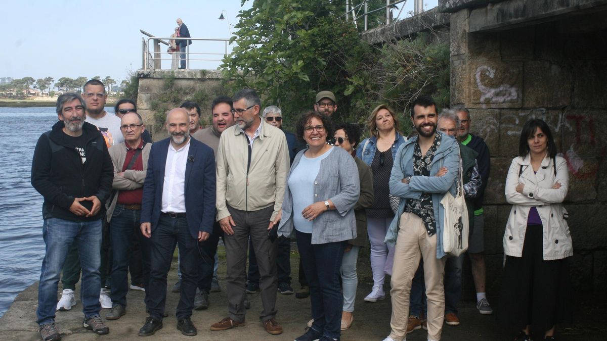 El diputado nacionalista Néstor Rego, con representantes del BNG de la comarca, en A Foz.